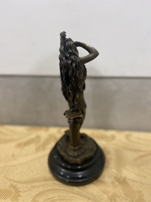 Statueta bronz masiv .inaltime 32 cm