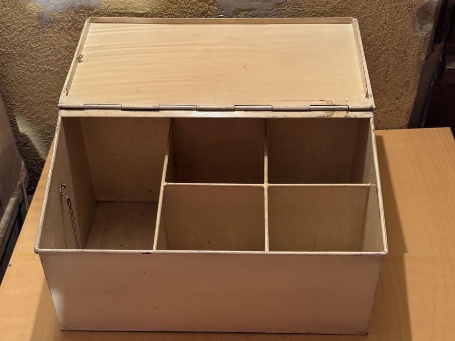 Строителни материали ел табло розетки кабелни канали surge протектор