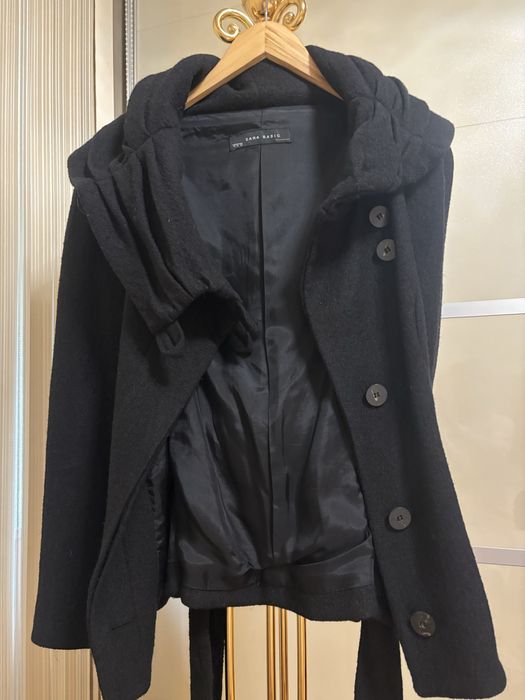 Късо черно палто ,,Zara“.