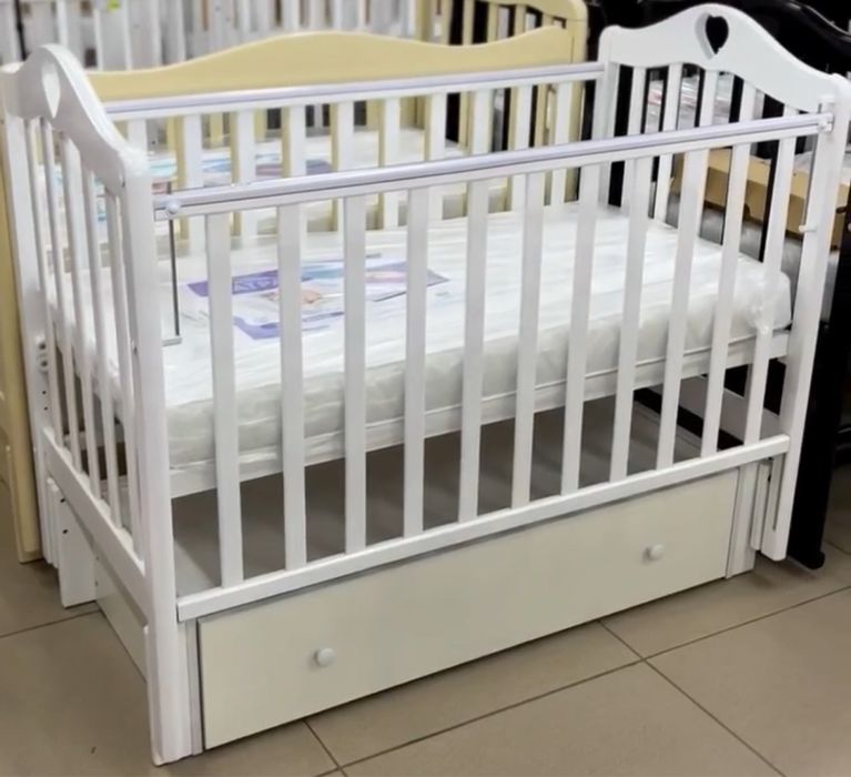 Продам кроватку с маятником и коробом для белья+ортопедический матрас