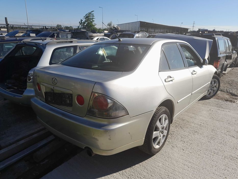 На части!  Lexus IS200 XE10