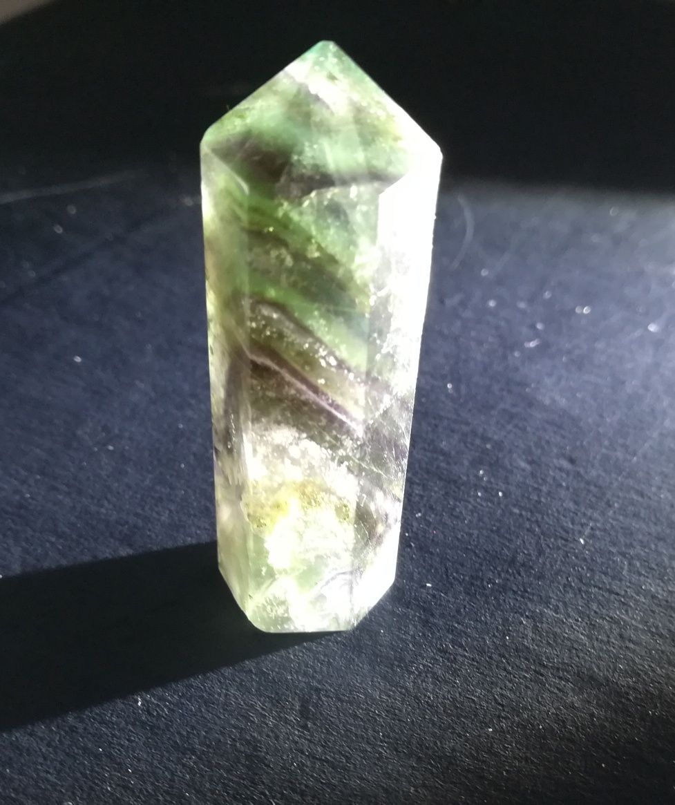 Cristal de fluorit hexagonal verde Florina piatra