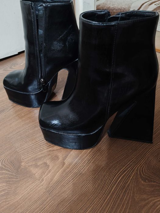 Дамски боти на платформа