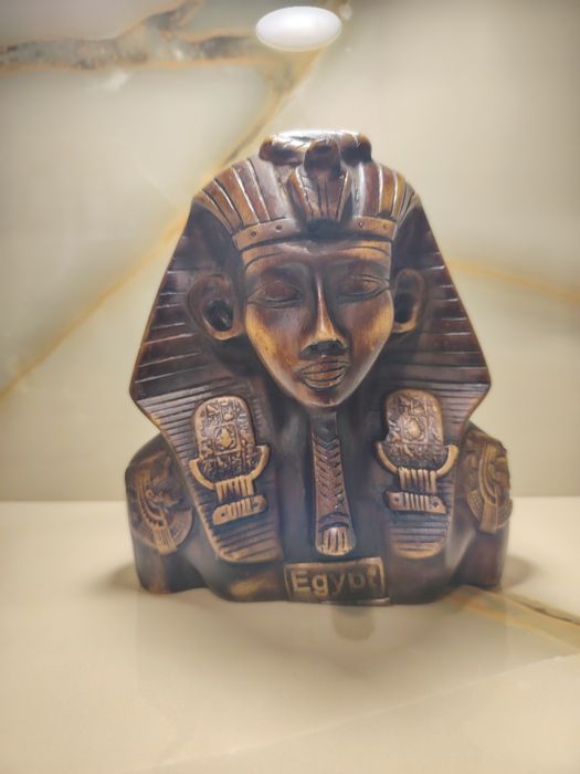 Египетски бюст и статуетка.