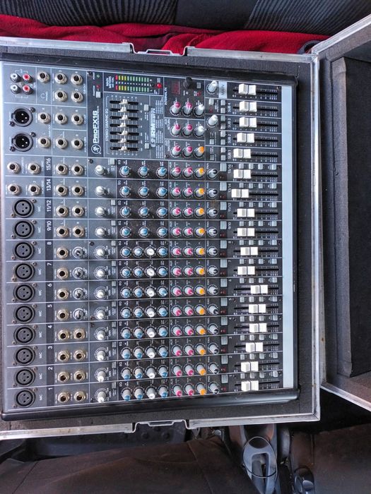 Mixer pasiv mackie PRO FX16 cu case 1500 de lei