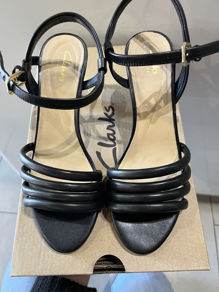Сандалки Clarks ест кожа