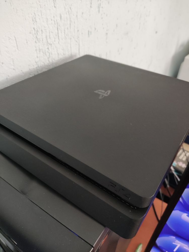 Play station 4 slim