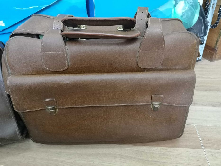 Продавам стари дипломатически чанти