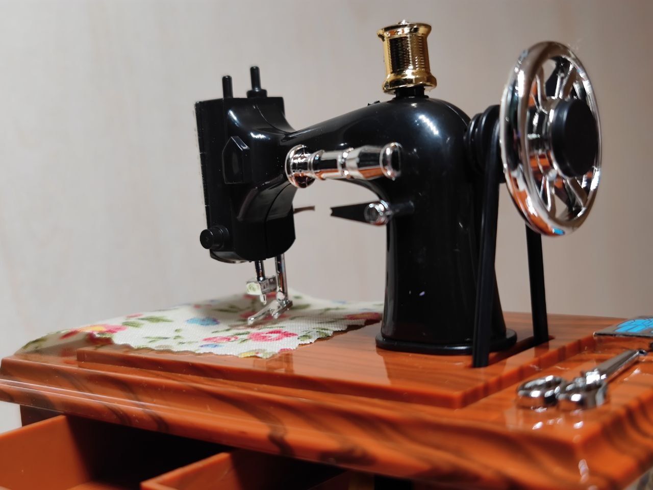 Швейная машина сувенир механическая Музыкальная шкатулка - Доставка