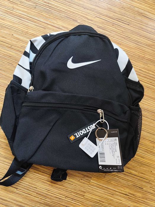 Нова раница Nike