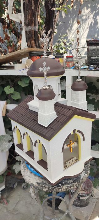 bisericute ,statuete cruci felinare candele funerare gradina , cimitir