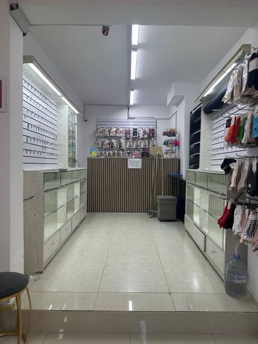 Торговая витрина для магазина срочно — стильная, с LED-светом