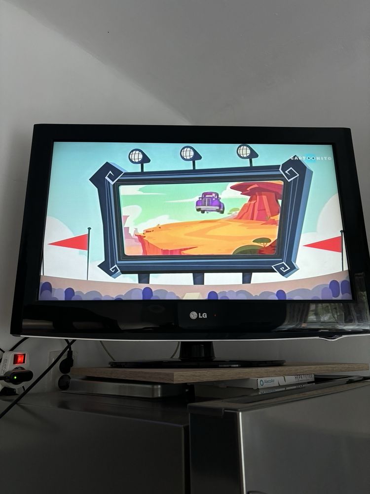 Vand Tv LG, cuptor microunde,storcator legume fructe,masuta birou,geac