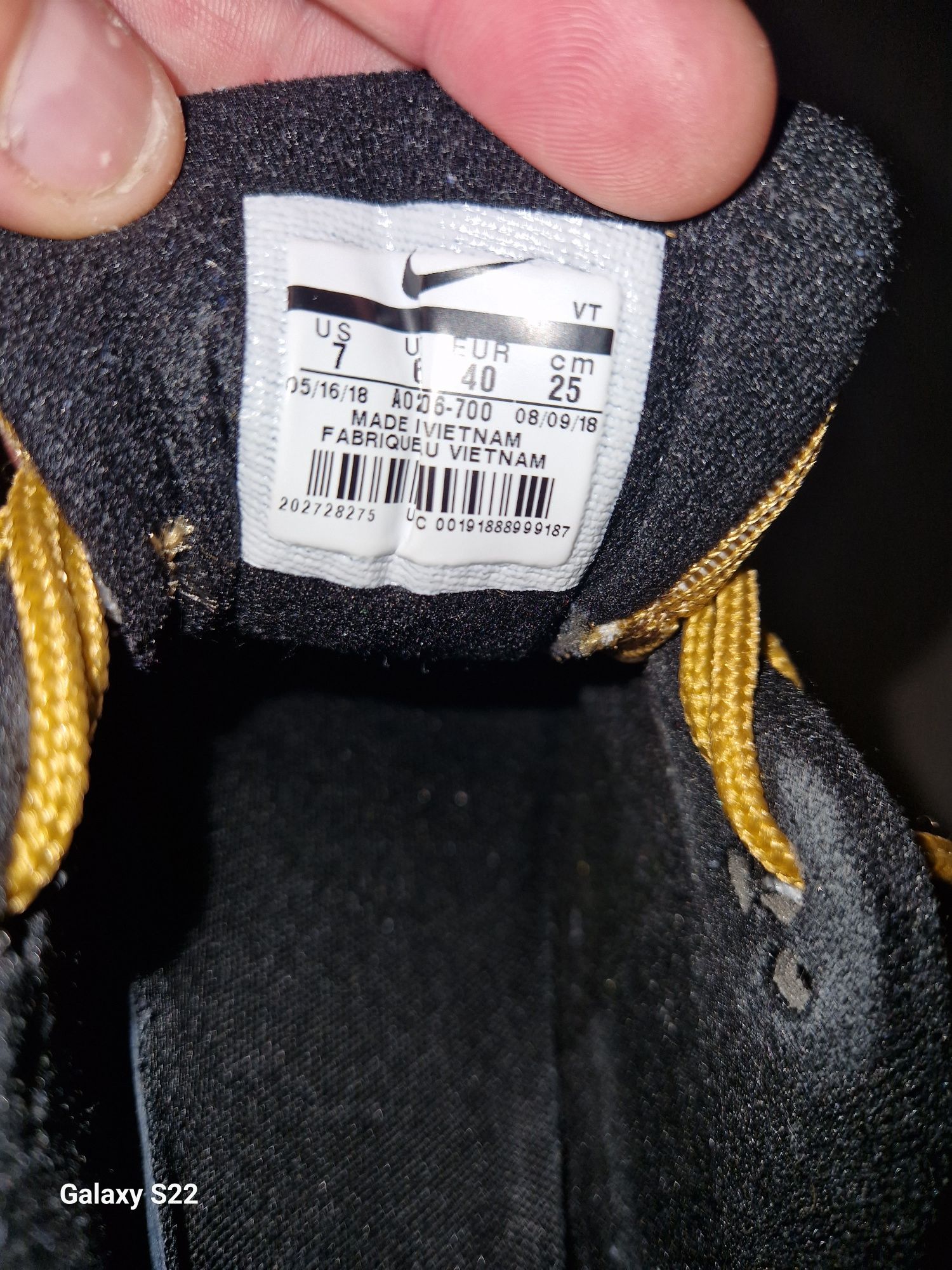 Маратонки Nike и Adidas