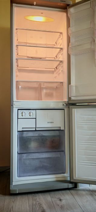 Frigider cu congelator Samsung 325L