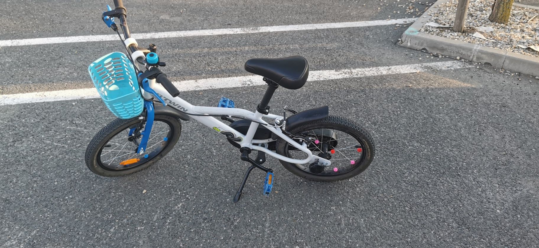 Bicicleta copii/roti ajutatoare incluse/cos