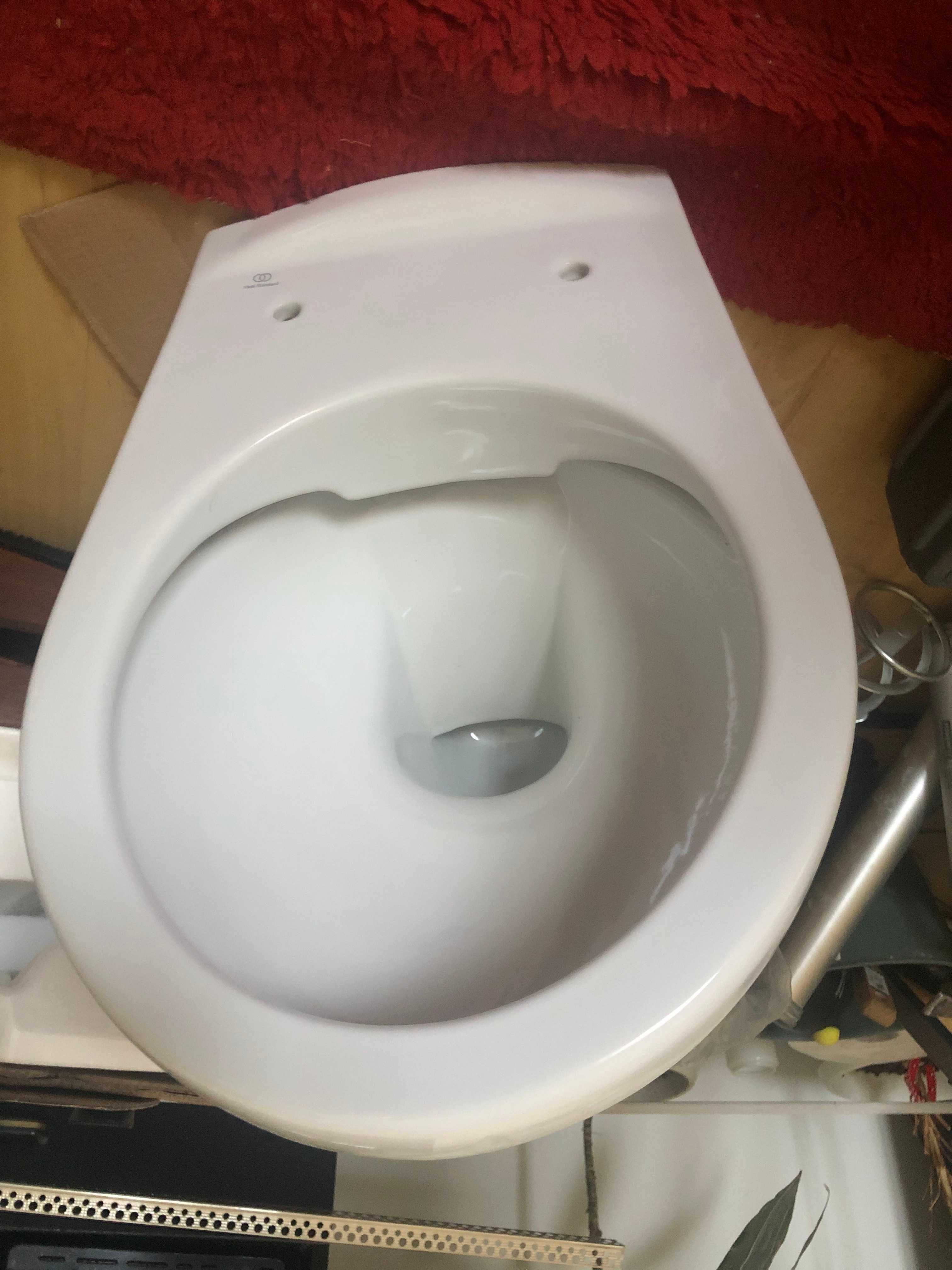 Продавам тоалетна чиния