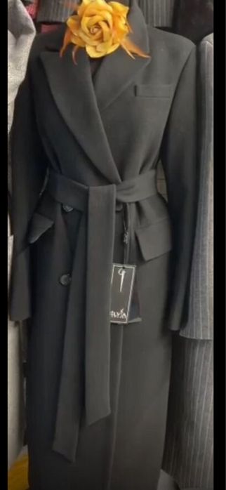 Пальто шнрсть кашемир цвет насыщенно черный , голубой , есть белые