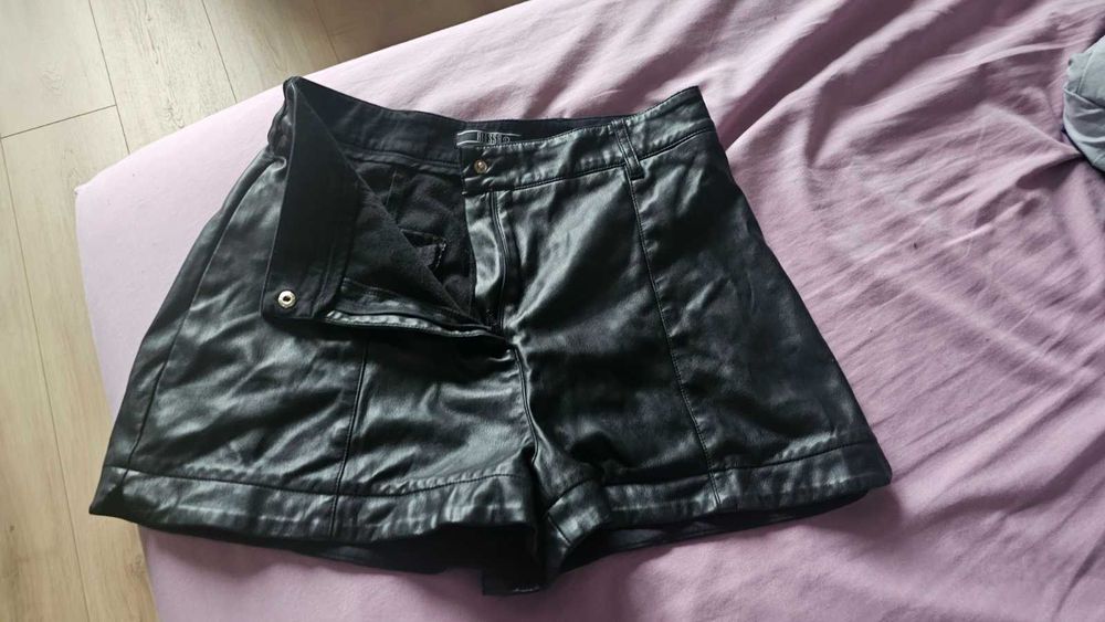 Alessa Ask about me Кожен Къс Панталон