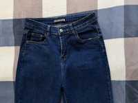 Базовые джинсы-мом синего цвета, на высокой посадке