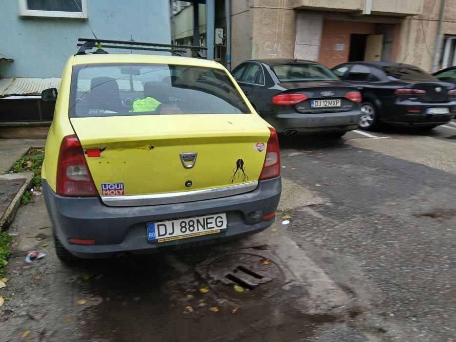 Vând Dacia Logan