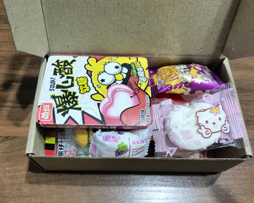 Продаю новую коробку со сладостями

Всё внутри свежее, срок годности в