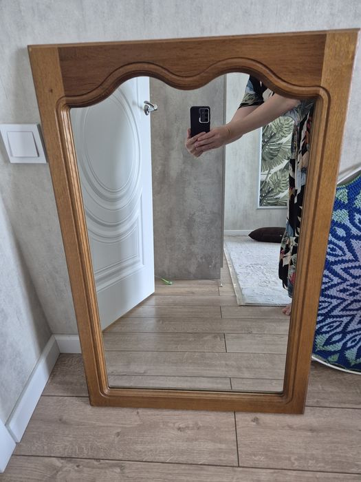 Зеркало в деревянной рамке