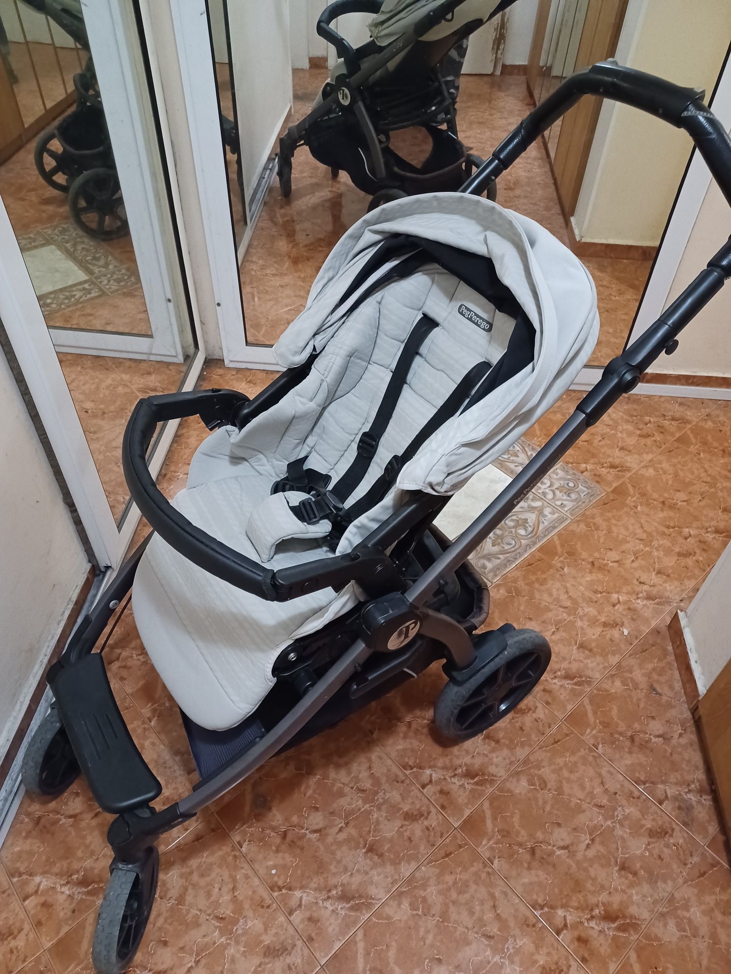 Бебешка количка Peg perego 3 в 1 + база