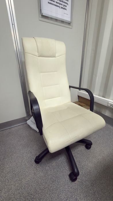 офисное кресло, модель с высоким спинкой