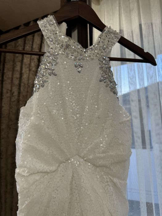 Бяла рокля чисто нова