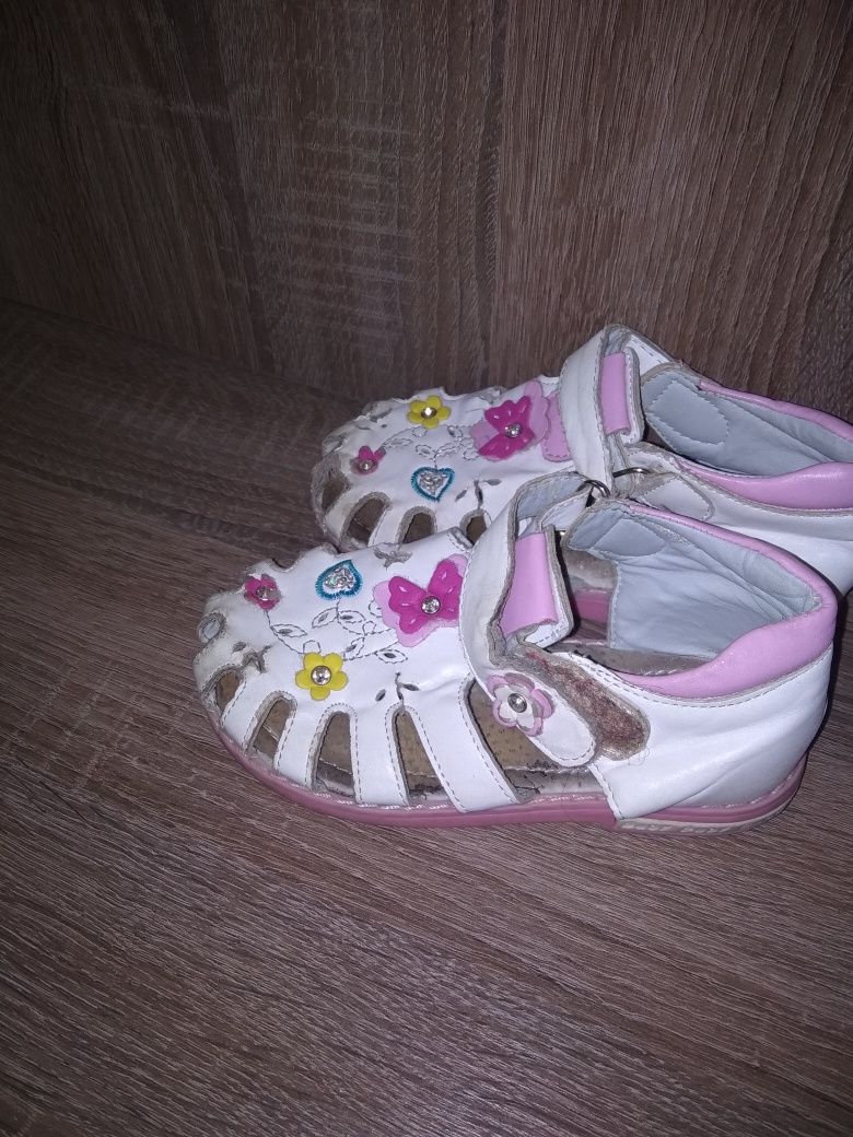 Продам сандалии для девочки