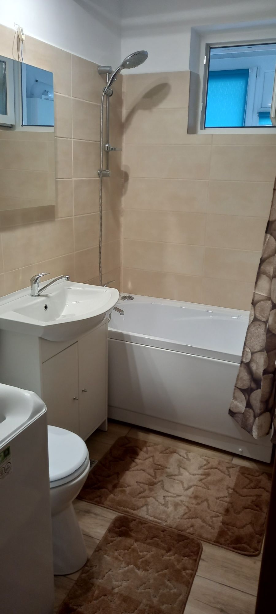 Inchiriez apart.2 camere DECOMANDAT - CENTRUL CIVIC