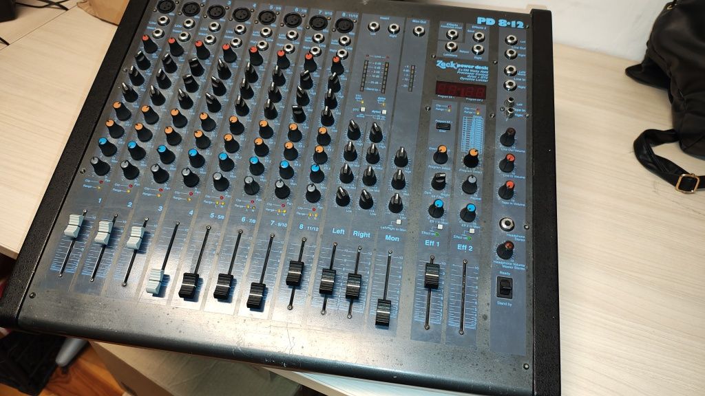 Zeck Power desk PD 8/12 ( mixer cu putere )