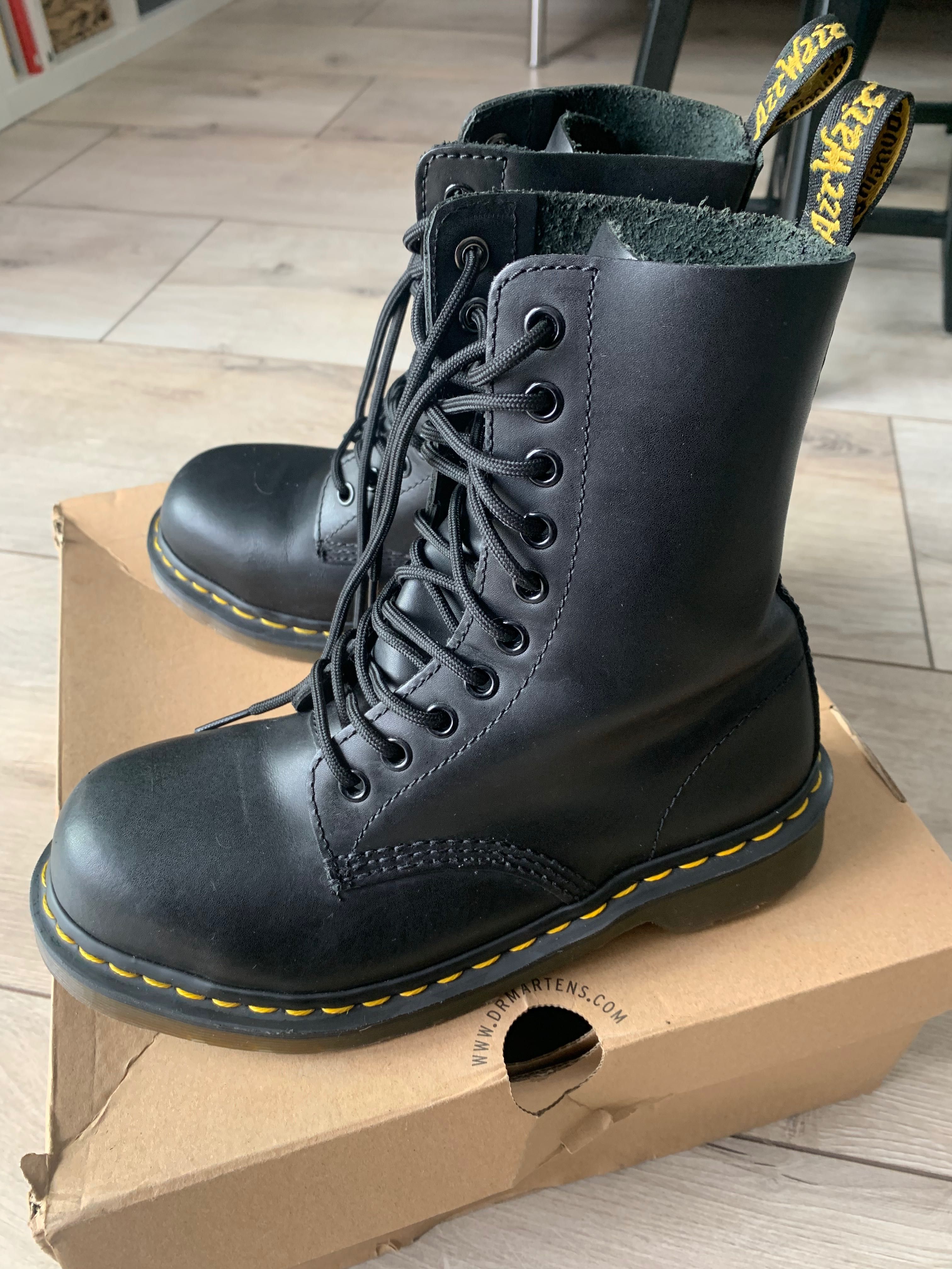 Ghete Dr. Martens pe Negru