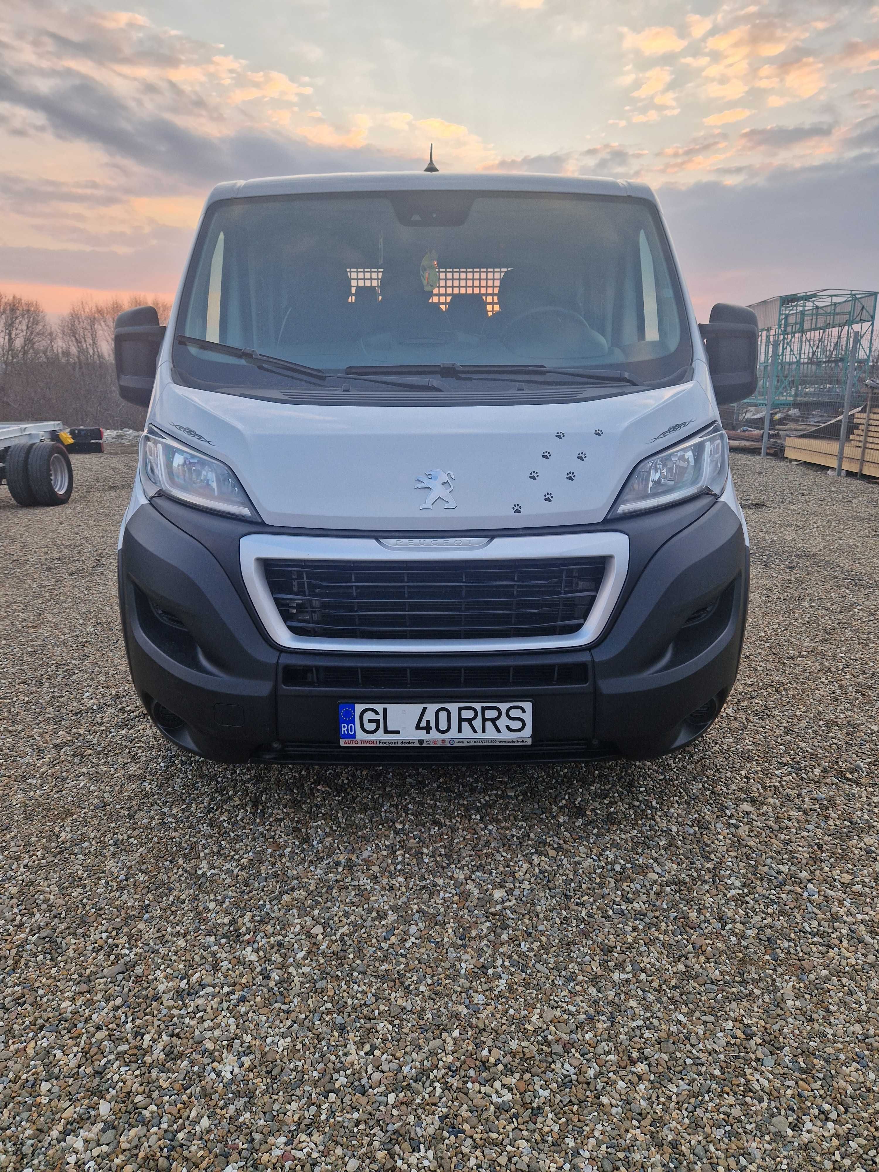 Peugeot Boxer cabină dublă Doka 7 locuri 12/2022