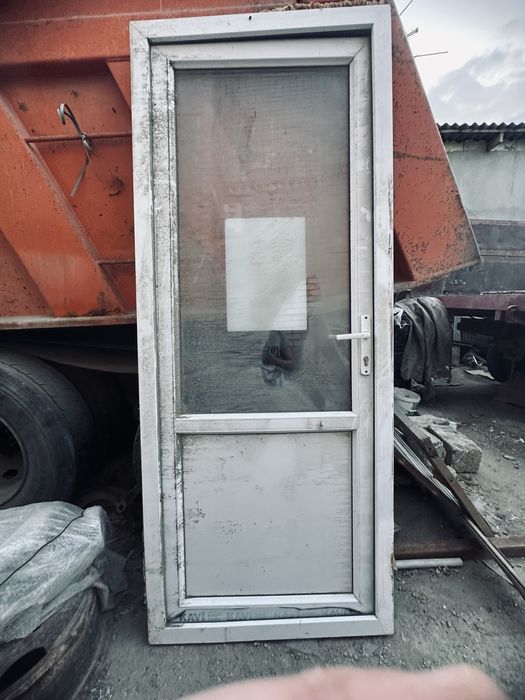 Продаеться пластиковая дверь