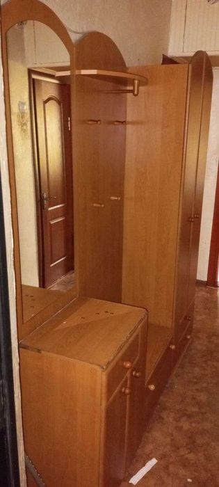 Прихожая со множеством вещей