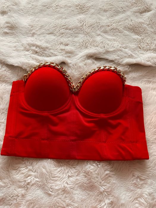 Червено бюстие с чашки