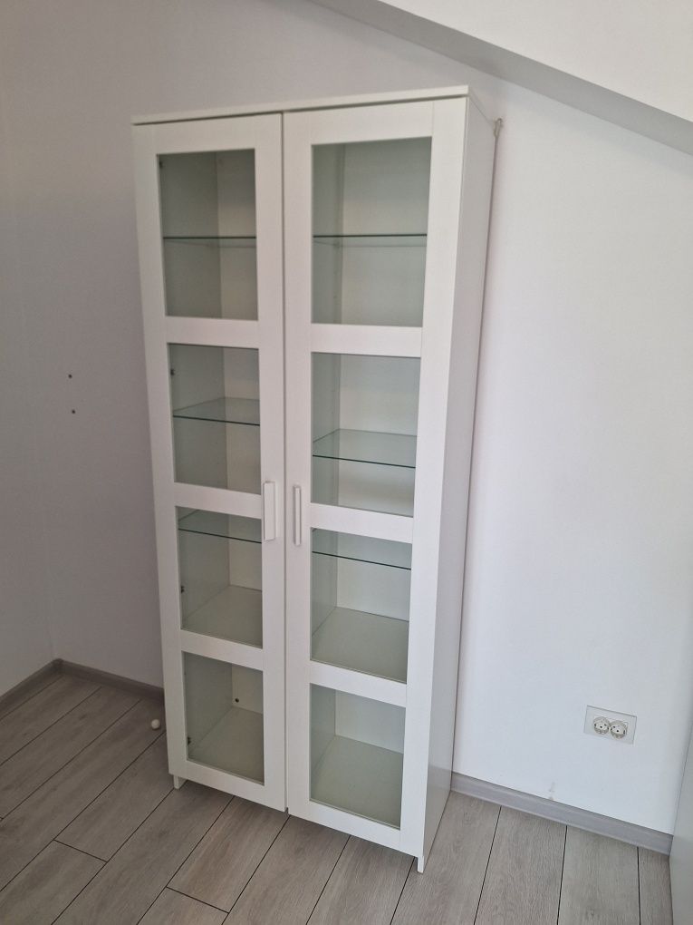 Dulap cu usi din sticla