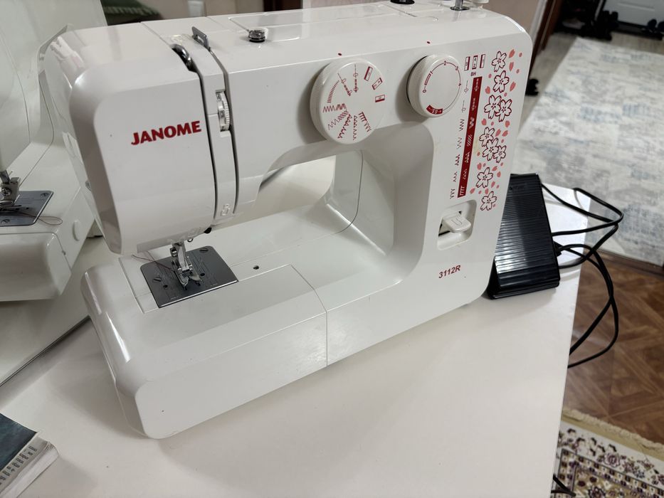 Швейная машина Janome.