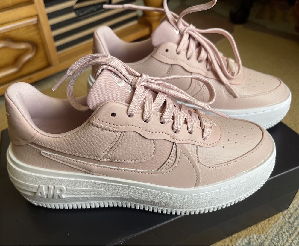 Vand Nike Air Force 1 noi, model Platform