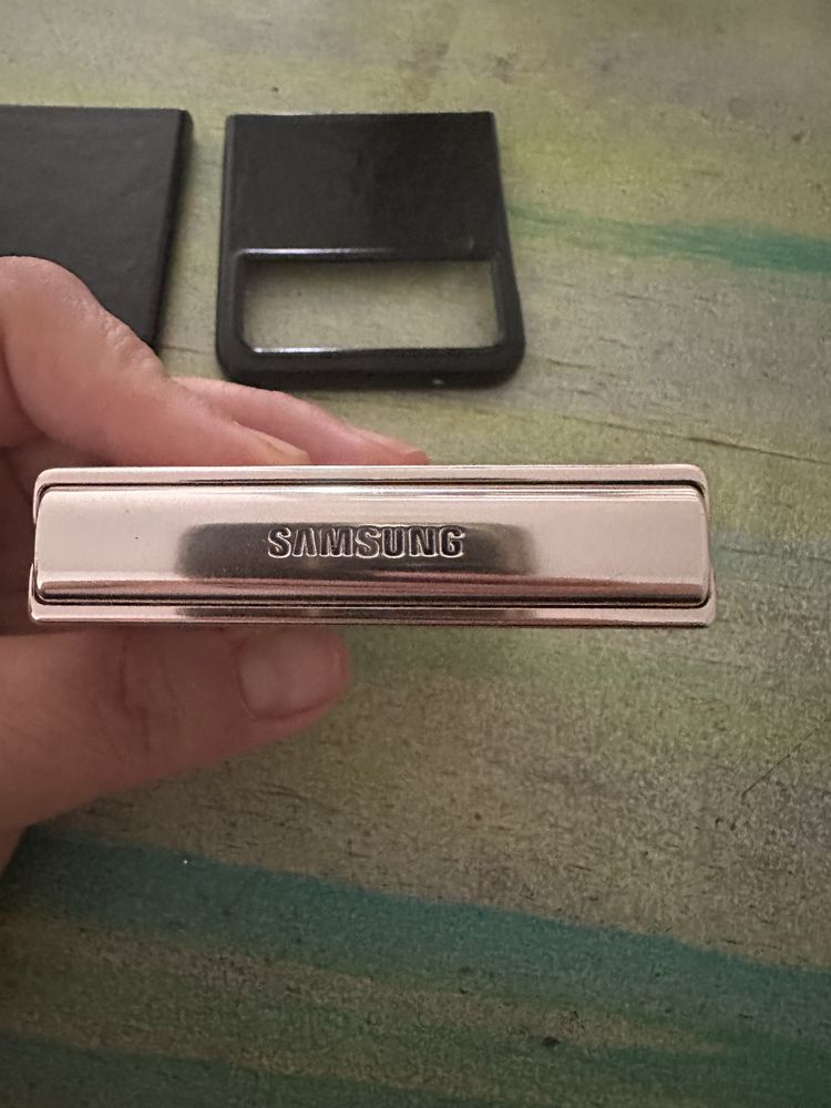 Samsung flip 4  128гб кото нов