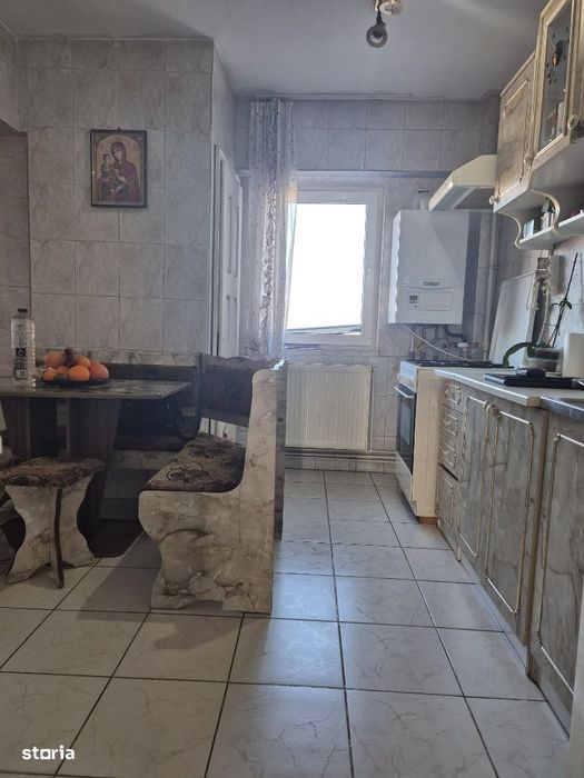 Apartament cu 3 camere, localizat în zona de sus a oraşului.