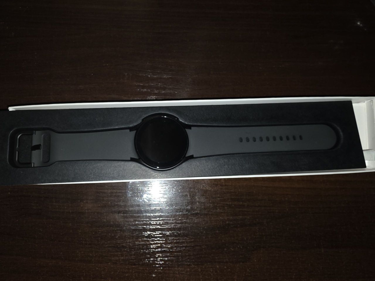 Продаю срочно часы  Samsung Galaxy Watch 4