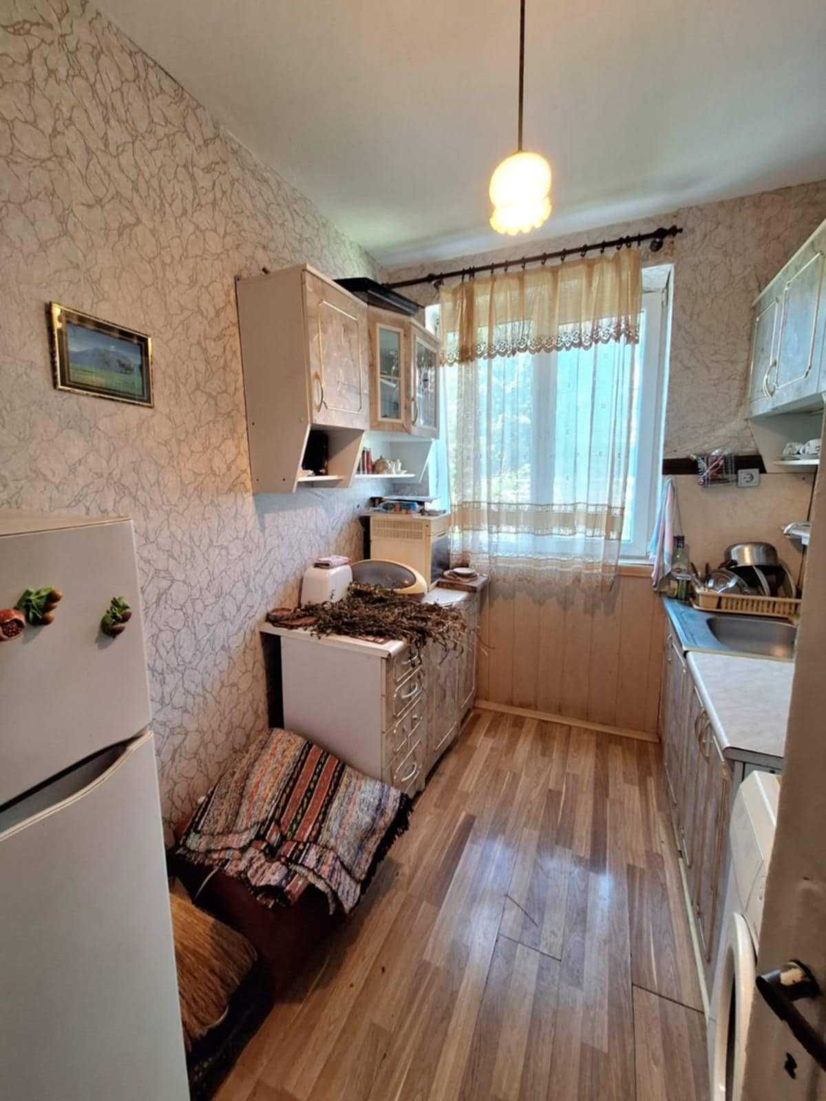 Продава първи етаж от Двуетажна къща р-н Хуманитарна гимназия