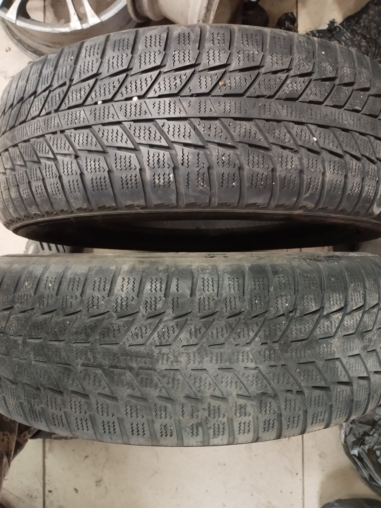 Продам две покрышки 205/60 r16.