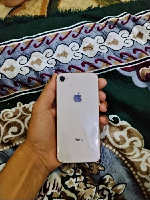 Iphone 8 rangi Goldd