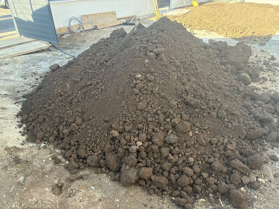 Pamant negru Transport pamant vegetal pentru gradini