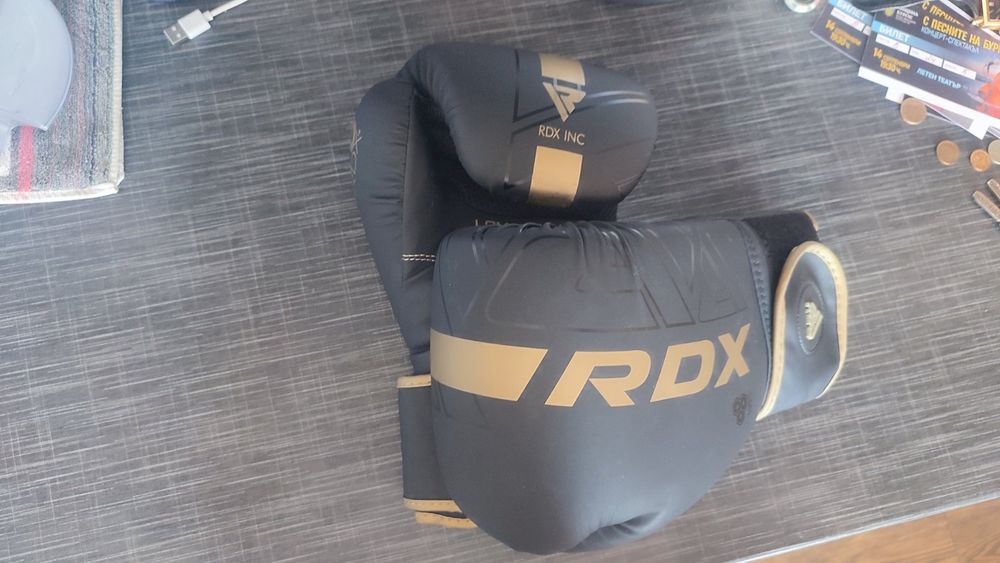 Детска екипировка за кикбокс.