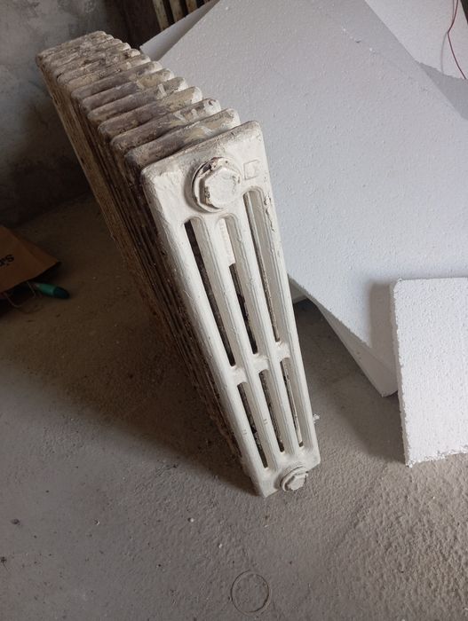 Vând 2 calorifere de fonta